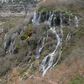 hacia Villaescusa, se sigue la senda por la orilla del ro y en la parte alta aparece la cascada.