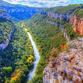Recorrido est perfectamente sealizado, el camino es placentero, sin ninguna dificultad siguiendo la orilla del ro. Tras Cortiguera la senda es muy agradable, se camina bajo cubierta vegetal en muchos tramos y podemos disfrutar de extraordinarias panormicas del Can del Ebro.