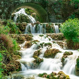 Uno de los pueblos ms bonitos de  Espaa, con una cascada que  atraviesa el pueblo de   Orbaneja del Castillo y muchas cosas naturales que te sorprendern.