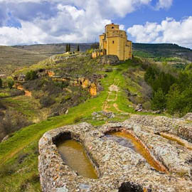 Situados entre grandes caones, y junto a la Cordillera Cantbrica, el valle y el pueblo de Sedano son un remanso de paz y una invitacin a disfrutar de la naturaleza.