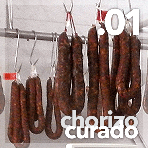 Fábrica de embutidos. Chorizo curado de pueblo